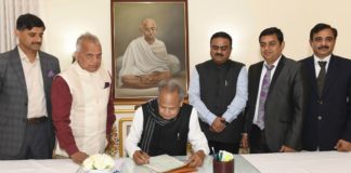 मुख्यमंत्री अशोक गहलोत बुधवार को मुख्यमंत्री निवास पर वित्त वर्ष 2020-21 के राज्य बजट को अन्तिम रूप देते हुए। इस अवसर पर अतिरिक्त मुख्य सचिव वित्त निरंजन आर्य, शासन सचिव वित्त, बजट, हेमन्त गेरा, शासन सचिव वित्त, राजस्व, डाॅ. पृथ्वीराज, विशिष्ट सचिव वित्त, व्यय, सुधीर शर्मा एवं निदेशक बजट, शरद मेहरा उपस्थित थे।