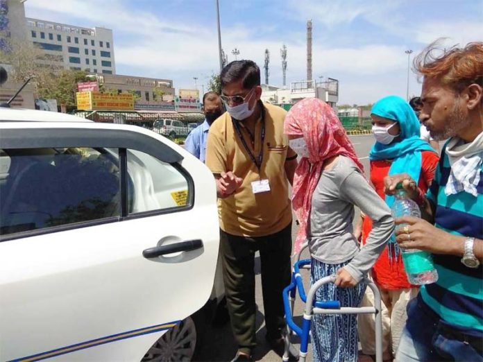 cancer suffer ajmer girl, दिल्ली से अजमेर के लिए पैदल जा रही कैंसर पीडि़ता को अशोक गहलोत ने वाहन से भिजवाया cancer suffer ajmer girl, दिल्ली से अजमेर के लिए पैदल जा रही कैंसर पीडि़ता को अशोक गहलोत ने वाहन से भिजवाया