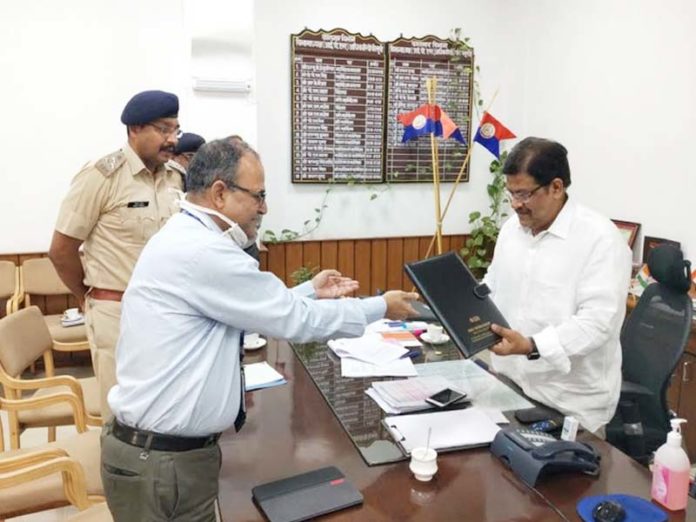 Bank Deputy General Manager Vineet Mahajan And NRK Reddy Director General Jail Department signed the MoU Bank Deputy General Manager Vineet Mahajan And NRK Reddy Director General Jail Department signed the MoU