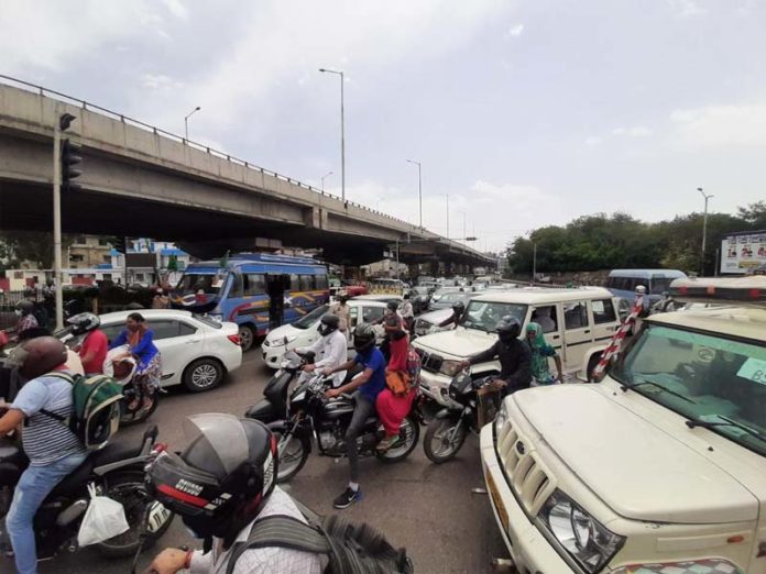 Blockade during lockdown jammu kashmir: photo source Twitter @OmarAbdullah Blockade during lockdown jammu kashmir: photo source Twitter @OmarAbdullah