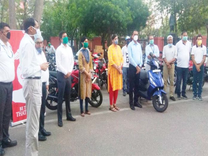 हीरो मोटर कॉर्प ने कोविड आपदा प्रबन्धन के लिए भेंट कीं 17 मोटरसाइकिलें, 3 स्कूटी, Hero Motor Corp हीरो मोटर कॉर्प ने कोविड आपदा प्रबन्धन के लिए भेंट कीं 17 मोटरसाइकिलें, 3 स्कूटी, Hero Motor Corp