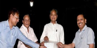 Housing Commissioner pawan arora handed over checks 5 crore rupees to Chief Minister for Kovid-19 Relief Fund