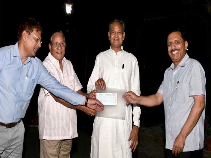 Housing Commissioner pawan arora handed over checks 5 crore rupees to Chief Minister for Kovid-19 Relief Fund