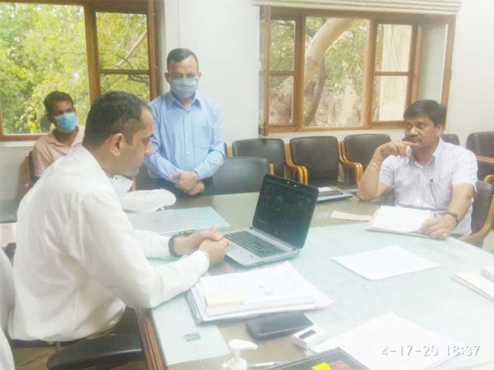 लॉकडाउन में वरिष्ठ नागरिकों का सहारा बनेगी ‘शेयरिंग केयरिंग' हैल्पलाइन, जयपुर कलक्टर डॉ.जोगाराम, Jaipur collector Dr. Jogaram लॉकडाउन में वरिष्ठ नागरिकों का सहारा बनेगी ‘शेयरिंग केयरिंग' हैल्पलाइन, जयपुर कलक्टर डॉ.जोगाराम, Jaipur collector Dr. Jogaram