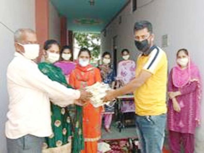Women of Punjab are participating in the task of making domestic face masks Women of Punjab are participating in the task of making domestic face masks