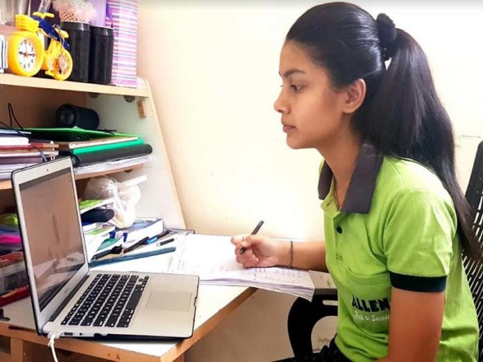Allen student taking home classes online, घर बैठे ऑनलाइन क्लासेज लेते हुए एलन की छात्रा Allen student taking home classes online, घर बैठे ऑनलाइन क्लासेज लेते हुए एलन की छात्रा