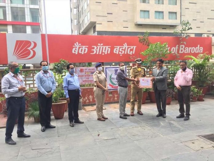 बैंक ऑफ बड़ौदा, महाप्रबंधक एवं अंचल प्रमुख महेंद्र एस. महनोत द्वारा पुलिस महानिरीक्षक होमगार्ड, जयपुर बी. एल. मीना (आईपीएस) को 1500 मास्क भेंट, bank of baroda बैंक ऑफ बड़ौदा, महाप्रबंधक एवं अंचल प्रमुख महेंद्र एस. महनोत द्वारा पुलिस महानिरीक्षक होमगार्ड, जयपुर बी. एल. मीना (आईपीएस) को 1500 मास्क भेंट, bank of baroda