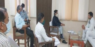 bharatpur,भरतपुर जिला कलक्टर के साथ बैठक कर कोरोना वायरस संक्रमण रोकथाम की समीक्षा करते अशोक चांदना