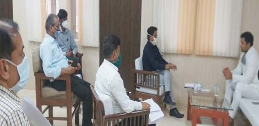 bharatpur,भरतपुर जिला कलक्टर के साथ बैठक कर कोरोना वायरस संक्रमण रोकथाम की समीक्षा करते अशोक चांदना