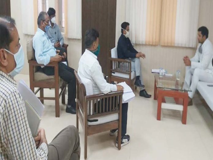 bharatpur,भरतपुर जिला कलक्टर के साथ बैठक कर कोरोना वायरस संक्रमण रोकथाम की समीक्षा करते अशोक चांदना