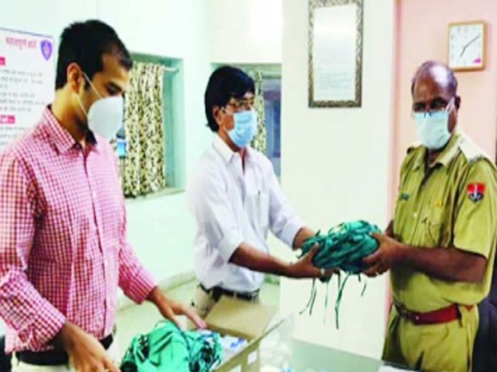 जोधपुर में लॉक डाउन और कोरोनाकाल के चलते शहरवासियों द्वारा की जा रही सेवा का क्रम जारी, jodhupr mask distributing