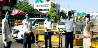 ट्रेफिक पुलिस कर्मियों को फीवरोल 99 सीरप निशुल्क वितरित करते हुए पुलिसकर्मी पिता और डॉक्टर पुत्र, police doctor father son distribute syrup