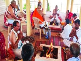 यज्ञ में आहुति देते साधक, yagy