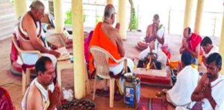 यज्ञ में आहुति देते साधक, yagy