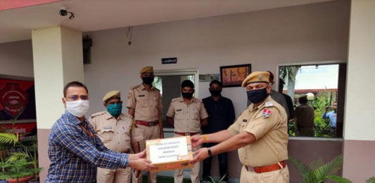 Bank of Baroda presents sanitary, masks and hand gloves to Corona Warriors