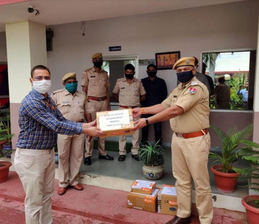 Bank of Baroda presents sanitary, masks and hand gloves to Corona Warriors