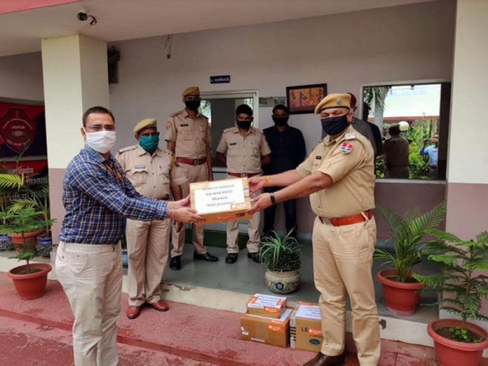Bank of Baroda presents sanitary, masks and hand gloves to Corona Warriors Bank of Baroda presents sanitary, masks and hand gloves to Corona Warriors