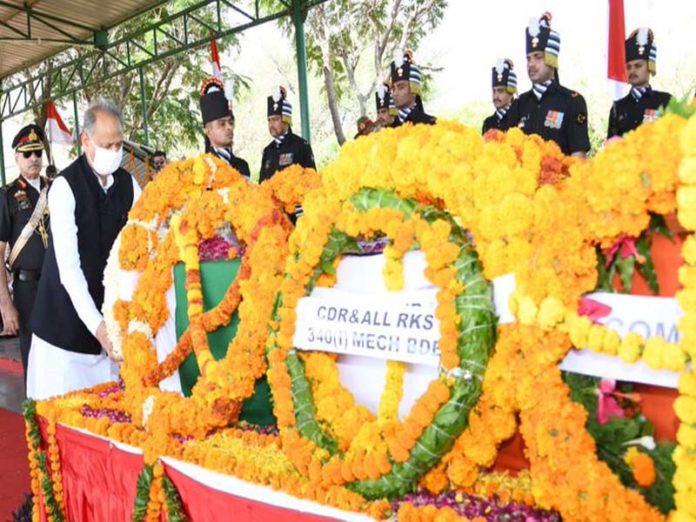 Chief Minister Ashok Gehlot laid wreath on the body of martyr Colonel Ashutosh Sharma मुख्यमंत्री अशोक गहलोत ने शहीद कर्नल आशुतोष शर्मा की पार्थिव देह पर पुष्पचक्र अर्पित किए