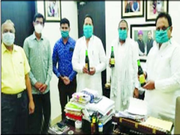 Dr. Raghu Sharma released 35 thousand bottles of immunity booster for distribution