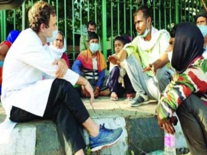 राहुल गांधी ने प्रवासी मजदूरों से फुटपाथ पर बैठ मुलाकात की, Rahul Gandhi met the migrant laborers on the pavement