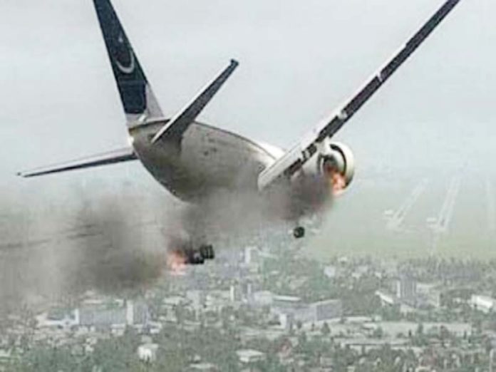 पाकिस्तान : पैसेंजर प्लेन क्रैश, 98 लोग थे सवार,pakistan plane crash