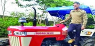 Mahendra Singh is walking on the road of Ranchi riding on Dhoni Tractor
