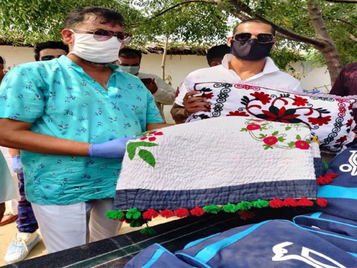Shikhar Dhawan, a cricket kit, toilet and a bed provided to Pakistan's Hindu refugees Shikhar Dhawan, a cricket kit, toilet and a bed provided to Pakistan's Hindu refugees