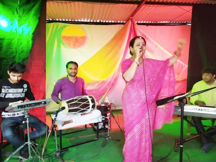 गायिका मंजू शर्मा ने सावन के गीतों से इंद्र को रिझाया और सुवर्षा की कामना की।