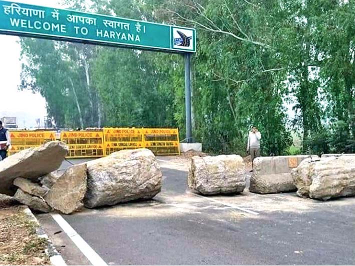 हरियाणा बॉर्डर पर हिंसक हुआ प्रदर्शन, पुलिस ने किसानों पर आंसू गैस के गोले छोड़े, वॉटर कैनन भी चलाई