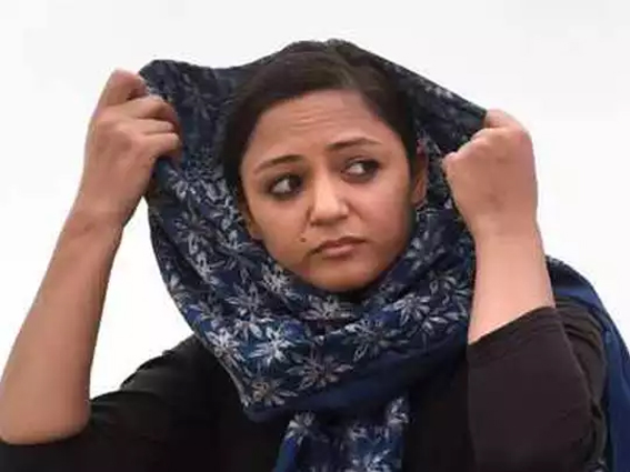 शेहला रशीद पिता के आरोपों पर बोली-वह घरेलू हिंसा करने और पत्नी को पीटने वाला इंसान