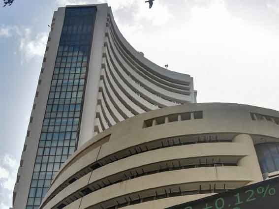 सेंसेक्स भारी गिरावट के साथ हुआ बंद, 937.66 अंकों की भारी गिरावट