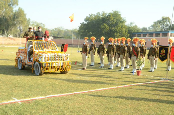 जोधपुर मंडल रेल प्रबन्धक सुश्री गीतिका पाण्डेय परेड का निरीक्षण करते हुए