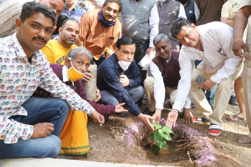 ग्लोबल रिलीफ सोसायटी के तत्वाधान में संभागीय आयुक्त राजेश शर्मा के मुख्य आतिथ्य में पौधारोपण