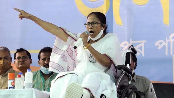 चुनाव प्रचार पर पाबंदी के बाद ममता बनर्जी चुनाव आयोग के फैसले के खिलाफ धरना देंगी
