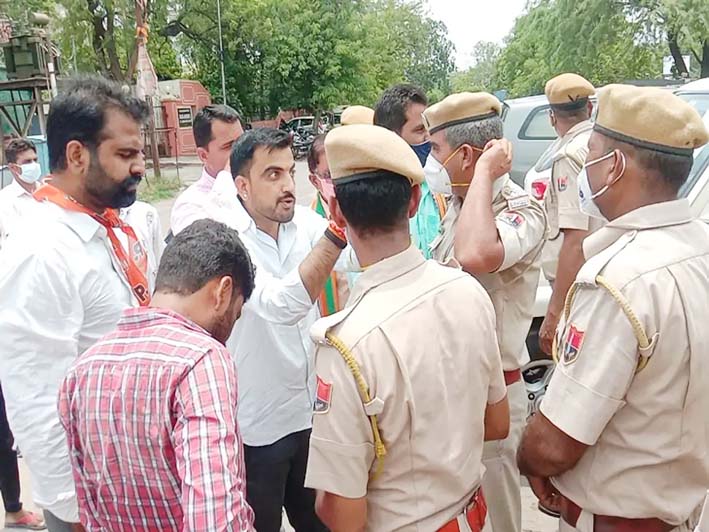 कांग्रेस सेवा दल ने महंगाई को लेकर केन्द्र सरकार के खिलाफ ऊंट गाड़ी के साथ प्रदर्शन किया, भाजपा कार्यालय के सामने हुई नोकझोंक