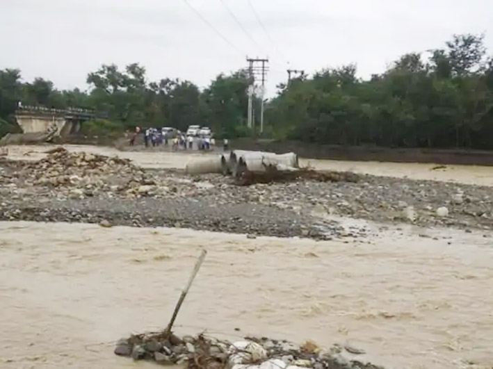 उत्तराखंड और हिमाचल प्रदेश जैसे पहाड़ी राज्यों में बारिश, बाढ़ और लैंडस्लाइड का कहर जारी