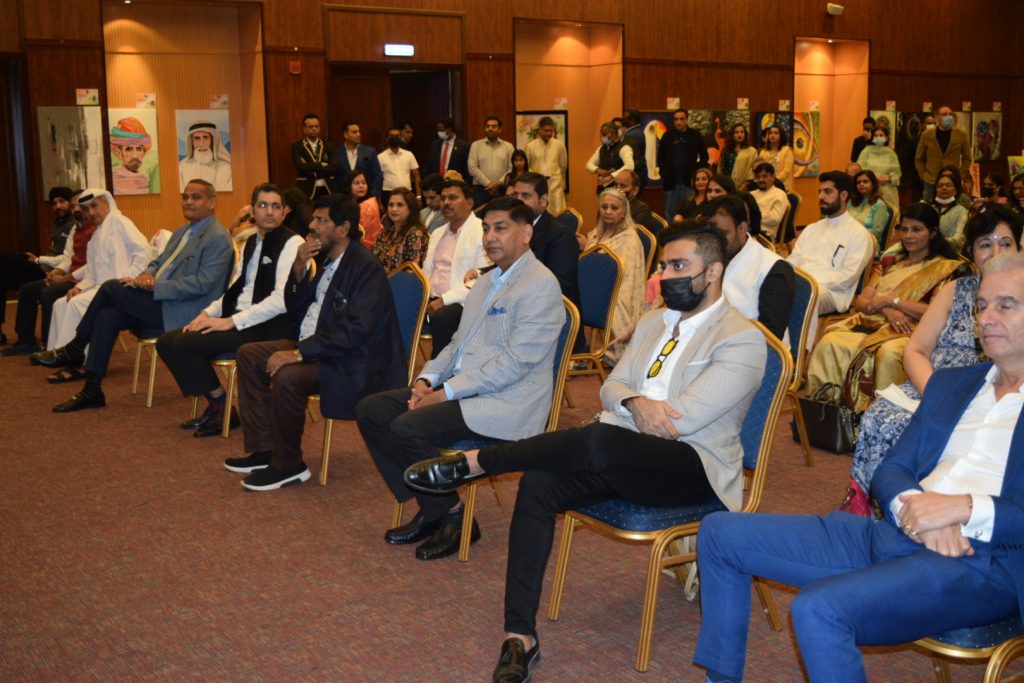 दुबई इंडियन कॉन्स्यूलेट में आरएफ आयुक्त धीरज श्रीवास्तव आर्ट एग्जिबिशन 'इन्द्रधनुष' देखे हुए अभिभूत