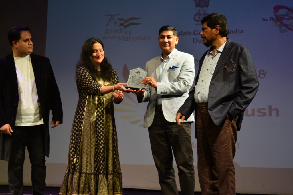 दुबई इंडियन कॉन्स्यूलेट में आरएफ आयुक्त धीरज श्रीवास्तव आर्ट एग्जिबिशन 'इन्द्रधनुष' देखे हुए अभिभूत
