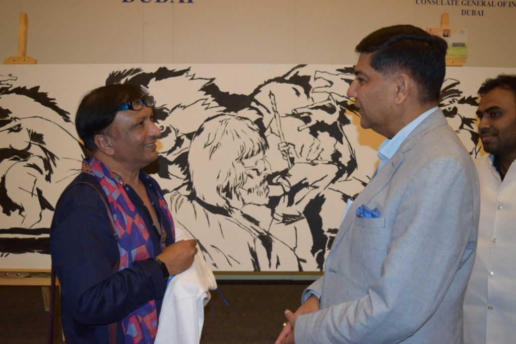 दुबई इंडियन कॉन्स्यूलेट में आरएफ आयुक्त धीरज श्रीवास्तव आर्ट एग्जिबिशन 'इन्द्रधनुष' देखे हुए अभिभूत