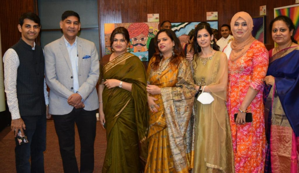 दुबई इंडियन कॉन्स्यूलेट में आरएफ आयुक्त धीरज श्रीवास्तव आर्ट एग्जिबिशन 'इन्द्रधनुष' देखे हुए अभिभूत