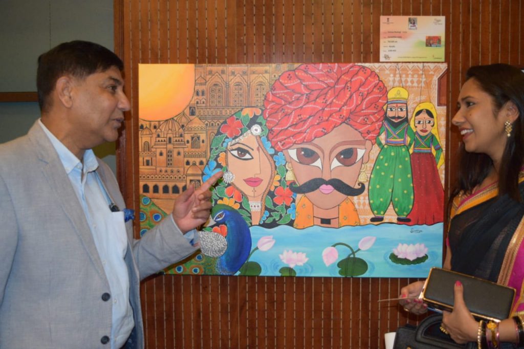 दुबई इंडियन कॉन्स्यूलेट में आरएफ आयुक्त धीरज श्रीवास्तव आर्ट एग्जिबिशन 'इन्द्रधनुष' देखे हुए अभिभूत