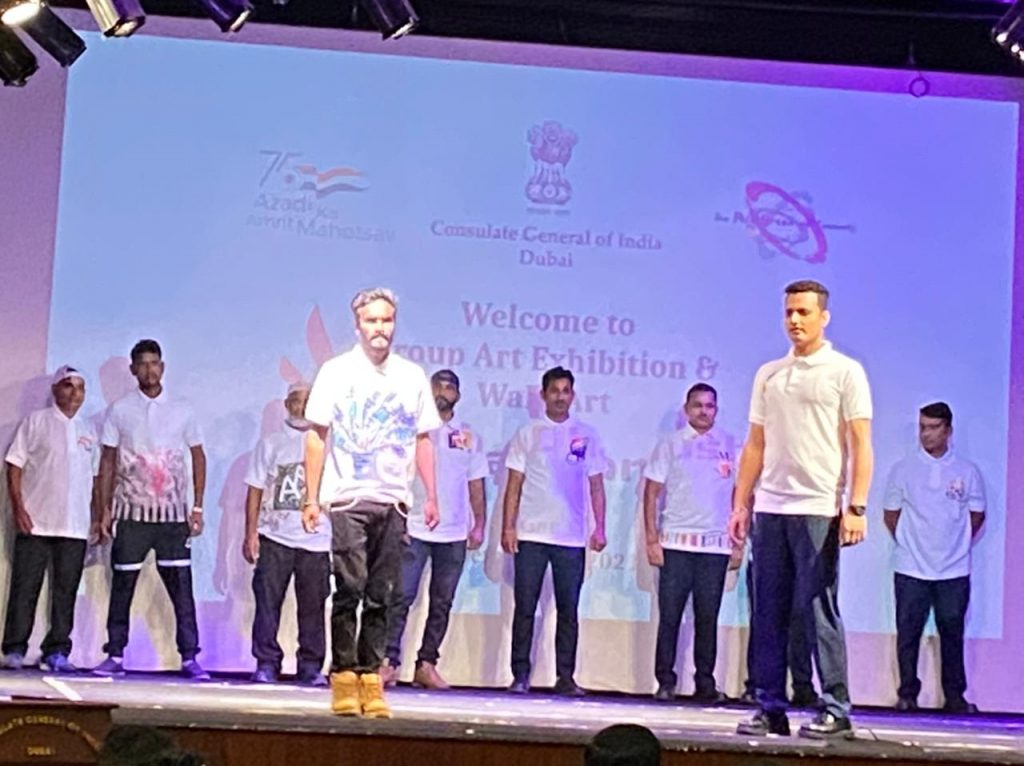 दुबई इंडियन कॉन्स्यूलेट में आरएफ आयुक्त धीरज श्रीवास्तव आर्ट एग्जिबिशन 'इन्द्रधनुष' देखे हुए अभिभूत