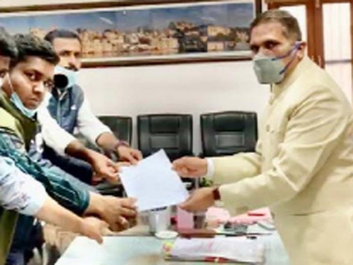 Memorandum submitted under the leadership of Kirtiraj Singh Jhala