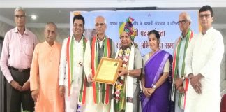 राजस्थान परिषद और शहर की कई अन्य संस्थाओं की ओर से रविवार को ओसवाल भवन में वरिष्ठ पत्रकार पदम मेहता को नागरिक अभिनंदन पत्र भेंट करते संस्थान के पदाधिकारी।