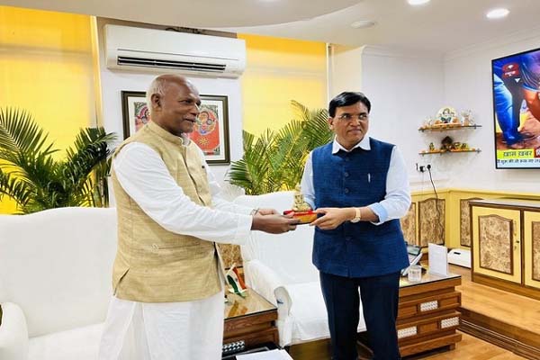 खाद आपूर्ति का आश्वासन खाद आपूर्ति का आश्वासन