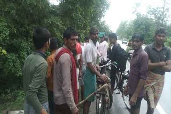 बेकाबू पिकअप ने मारी टक्कर बेकाबू पिकअप ने मारी टक्कर