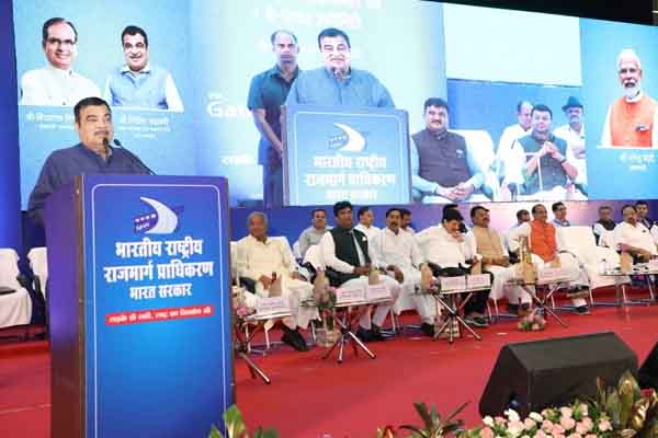 केन्द्रीय सड़क परिवहन और राजमार्ग मंत्री नितिन गडकरी केन्द्रीय सड़क परिवहन और राजमार्ग मंत्री नितिन गडकरी
