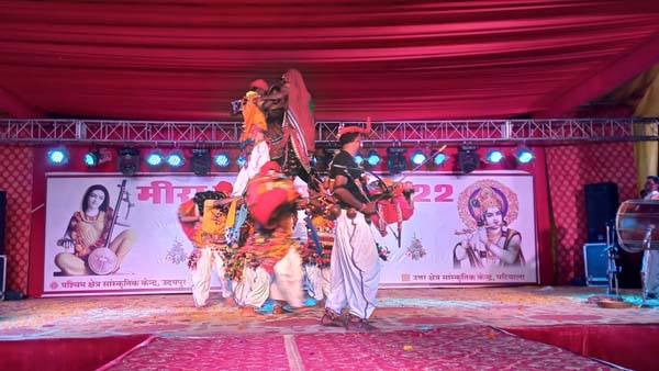 लोक नृत्यों की प्रस्तुति