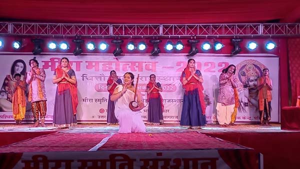 लोक नृत्यों की प्रस्तुति