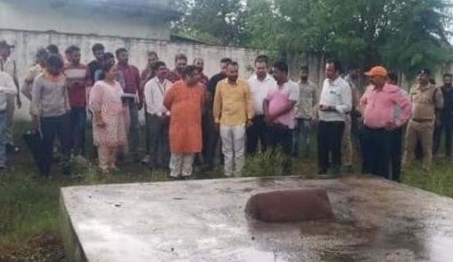 स्कूल में मजार
